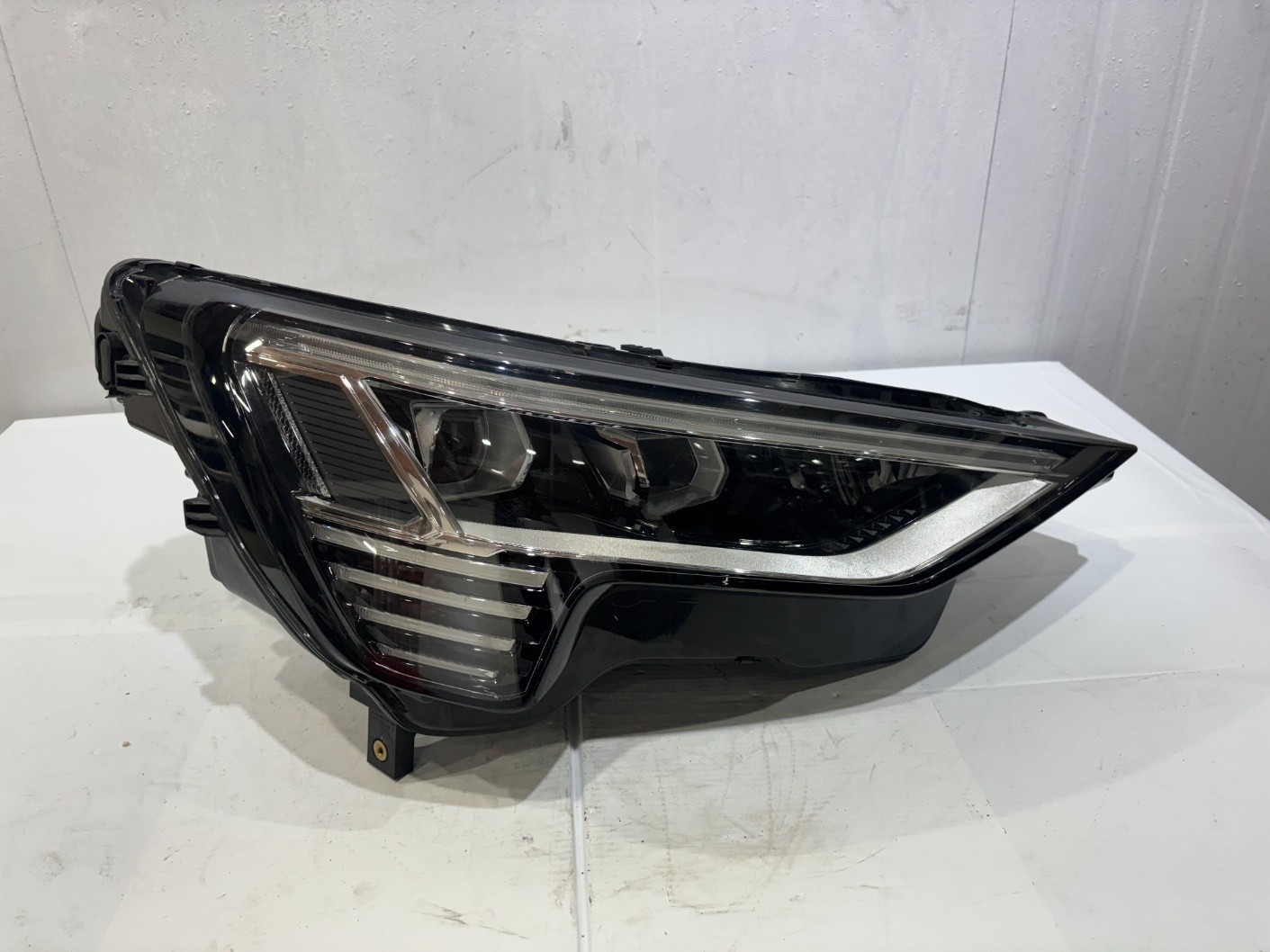 2019 - 2023 AUDI E-TRON FULL LED RIGHT EU Headlight OEM ETRON GENUINE 4KE941040 2019 - 2023 AUDI E-TRON FULL LED RIGHT EU Headlight OEM ETRON GENUINE 4KE941040