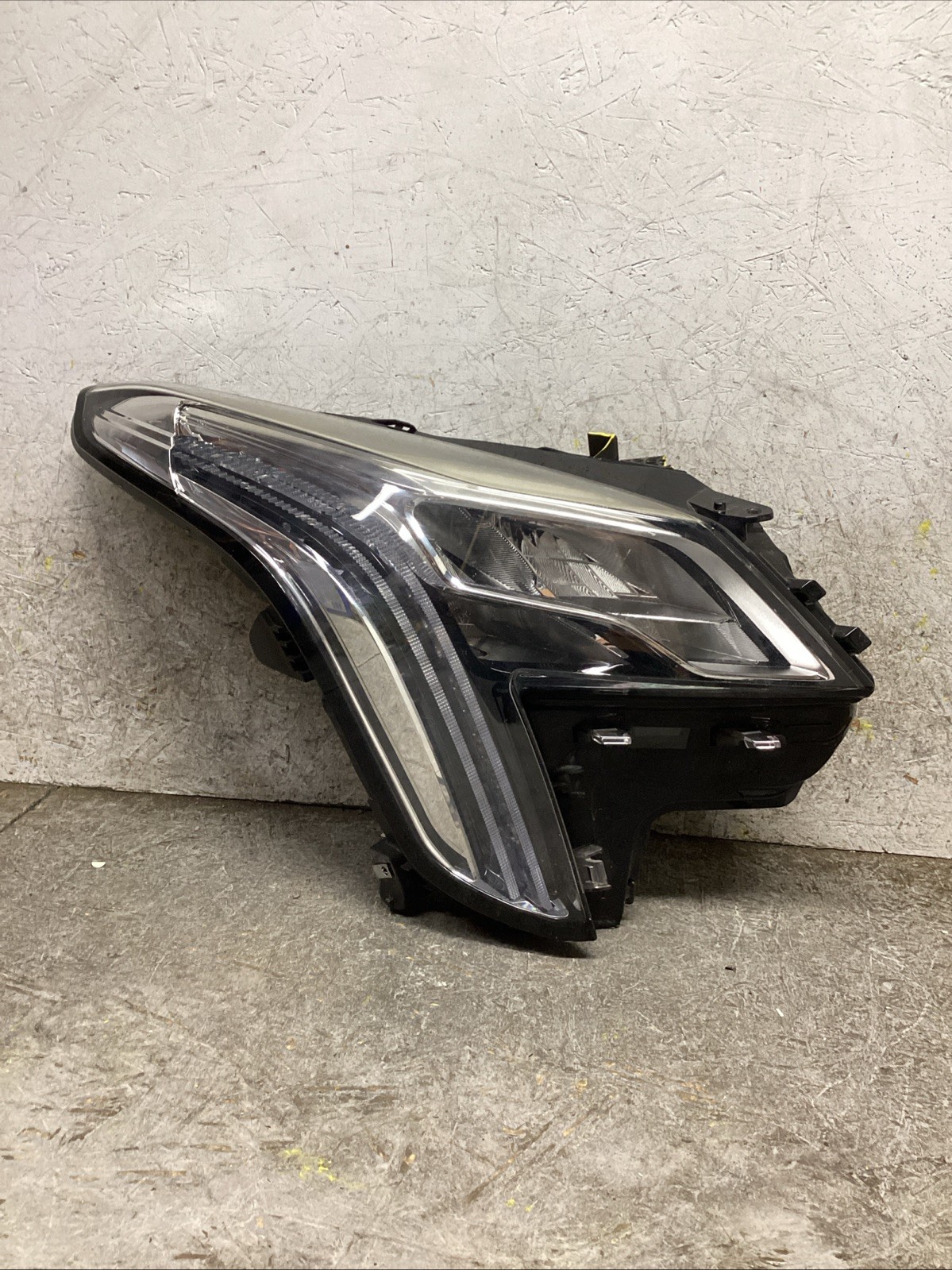 2018-2019 CADILLAC XTS RIGHT RH PASSENGER SIDE HEADLIGHT OEM 2018-2019 CADILLAC XTS RIGHT RH PASSENGER SIDE HEADLIGHT OEM