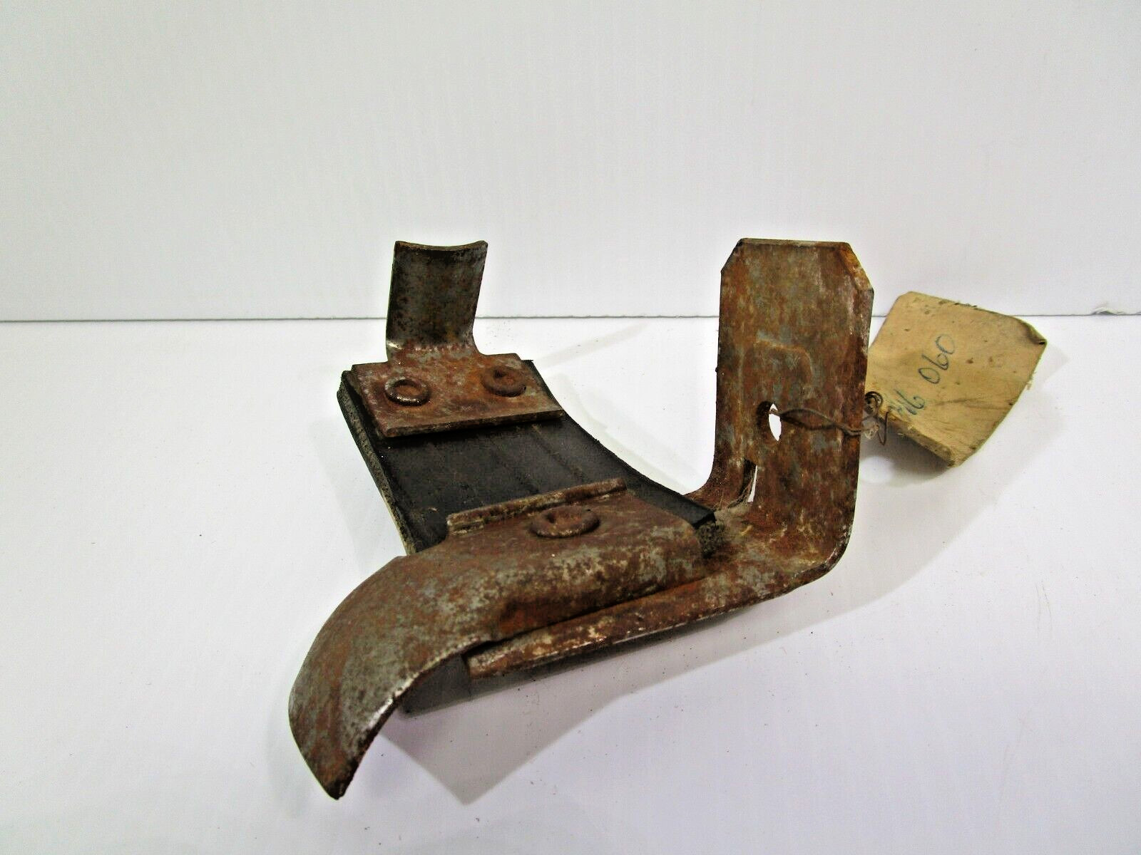 NOS 1971-73 DODGE LEFT REAR TAILPIPE HANGER B-BODY DUAL EXHAUST #3466060 383 440