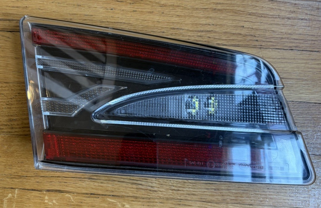 OEM Tesla Model S 2012-20 tail light left Liftgate LH 6005922-00-C Used TESTED OEM Tesla Model S 2012-20 tail light left Liftgate LH 6005922-00-C Used TESTED