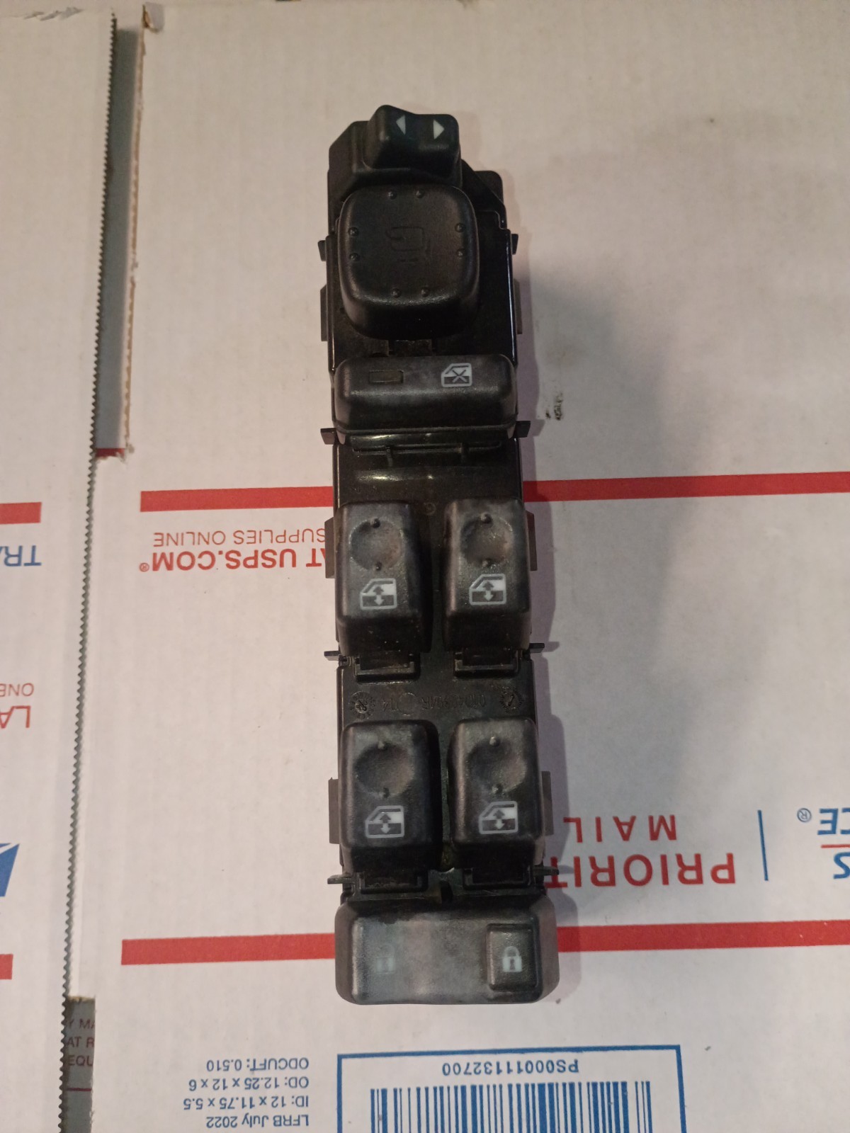 2003-06 Chevy / GMC Tahoe / Yukon Driver Door Window Switch Assembly 15112971 2003-06 Chevy / GMC Tahoe / Yukon Driver Door Window Switch Assembly 15112971