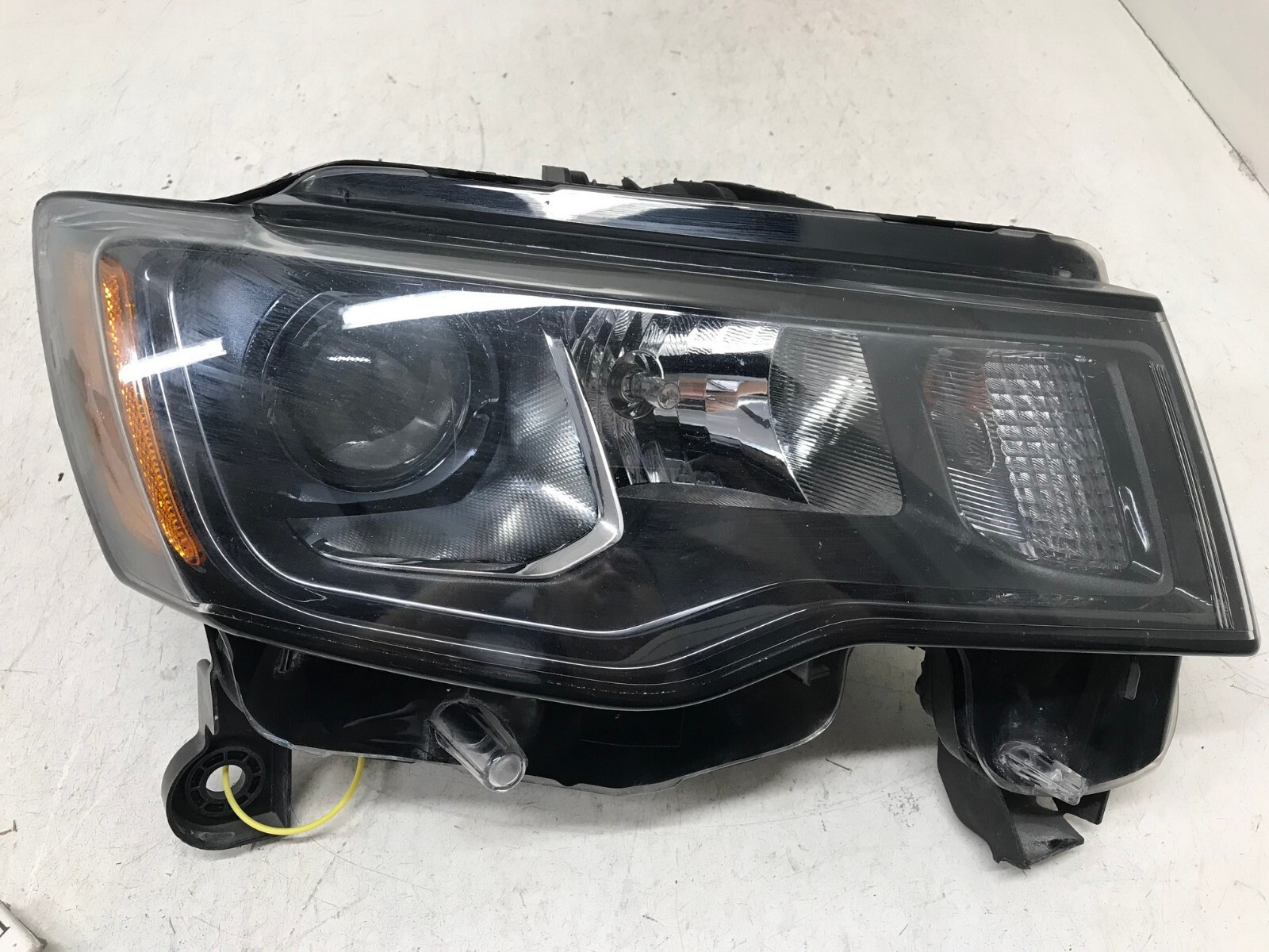 Headlight Damaged Jeep Grand Cherokee Passenger Side RH 2017-2018 68266646AD OEM Headlight Damaged Jeep Grand Cherokee Passenger Side RH 2017-2018 68266646AD OEM