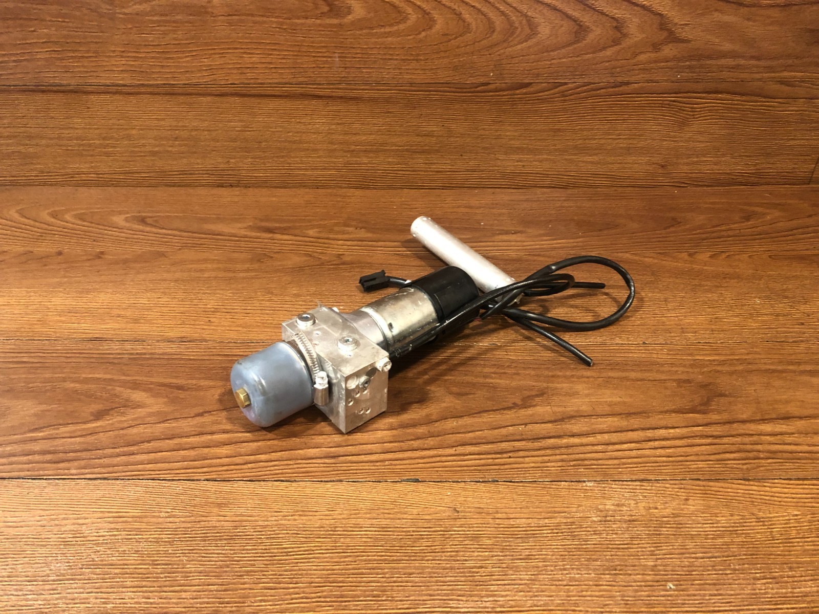 2009-2012 MERCEDES X164 GL450 TRUNK HYDRAULIC PUMP MOTOR CYLINDER LIFT OEM #2 2009-2012 MERCEDES X164 GL450 TRUNK HYDRAULIC PUMP MOTOR CYLINDER LIFT OEM #2