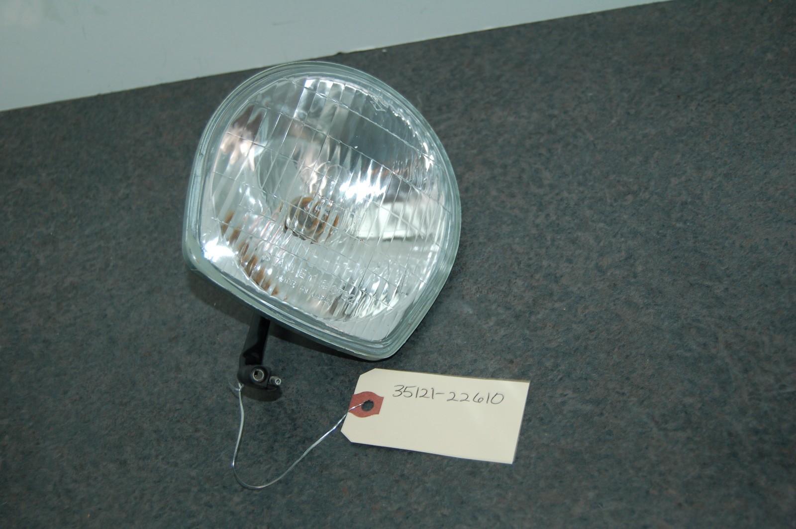 NOS GENUINE SUZUKI 35121-22610 HEAD LIGHT LAMP NEW OLD #1 NOS GENUINE SUZUKI 35121-22610 HEAD LIGHT LAMP NEW OLD #1