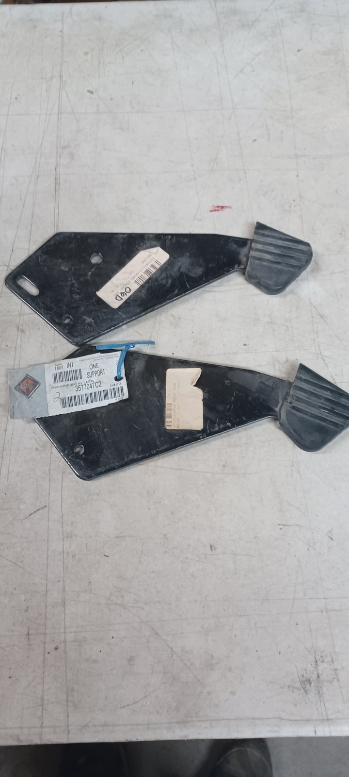 INTERNATIONAL OEM - HOOD SUPPORT BRACKET 3577047C2 INTERNATIONAL OEM - HOOD SUPPORT BRACKET 3577047C2