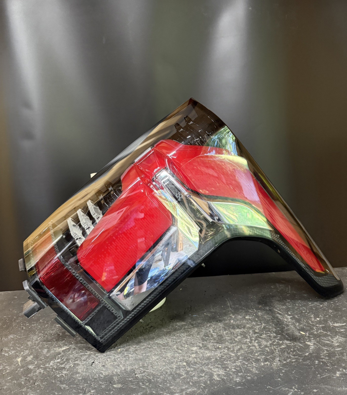 2026-2027 Chevrolet Silverado 1500 EV Pickup Oem Right Led Taillight 85719803 2026-2027 Chevrolet Silverado 1500 EV Pickup Oem Right Led Taillight 85719803
