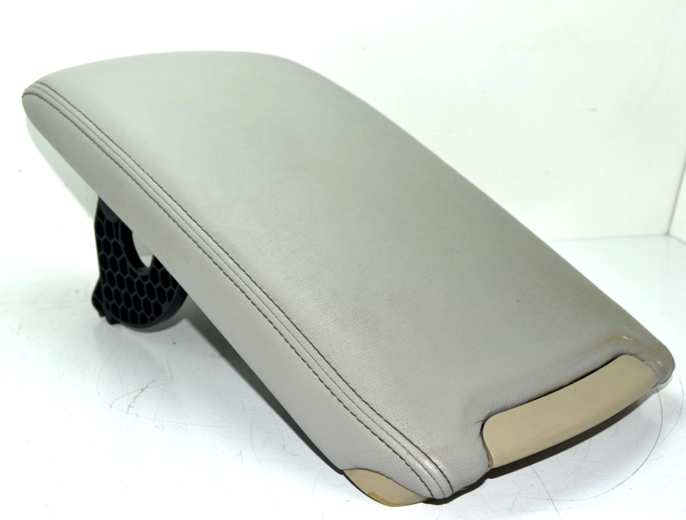 π 2009-2012 Toyota Venza Gray Center Console Lid Armrest Vinyl OEM π 2009-2012 Toyota Venza Gray Center Console Lid Armrest Vinyl OEM