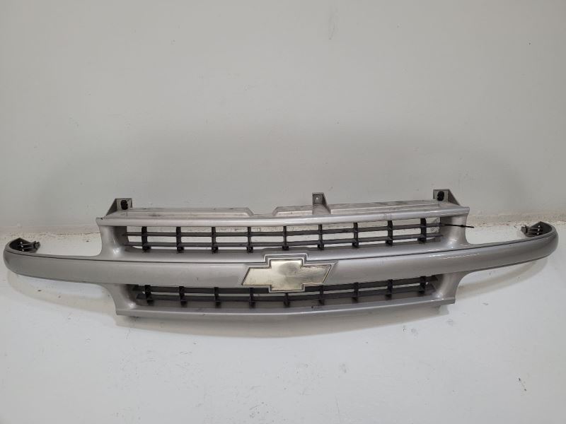 01-06 CHEVROLET SUBURBAN 1500 Grille Excluding Ltz Body Colored Silver 