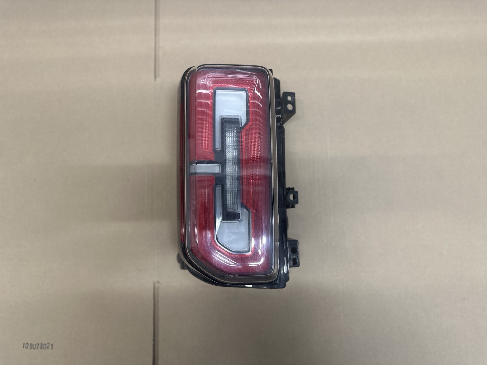 2021-2024 Ford Bronco Driver Side Left LED Taillight Assembly M2DB 13B505 BM 2021-2024 Ford Bronco Driver Side Left LED Taillight Assembly M2DB 13B505 BM