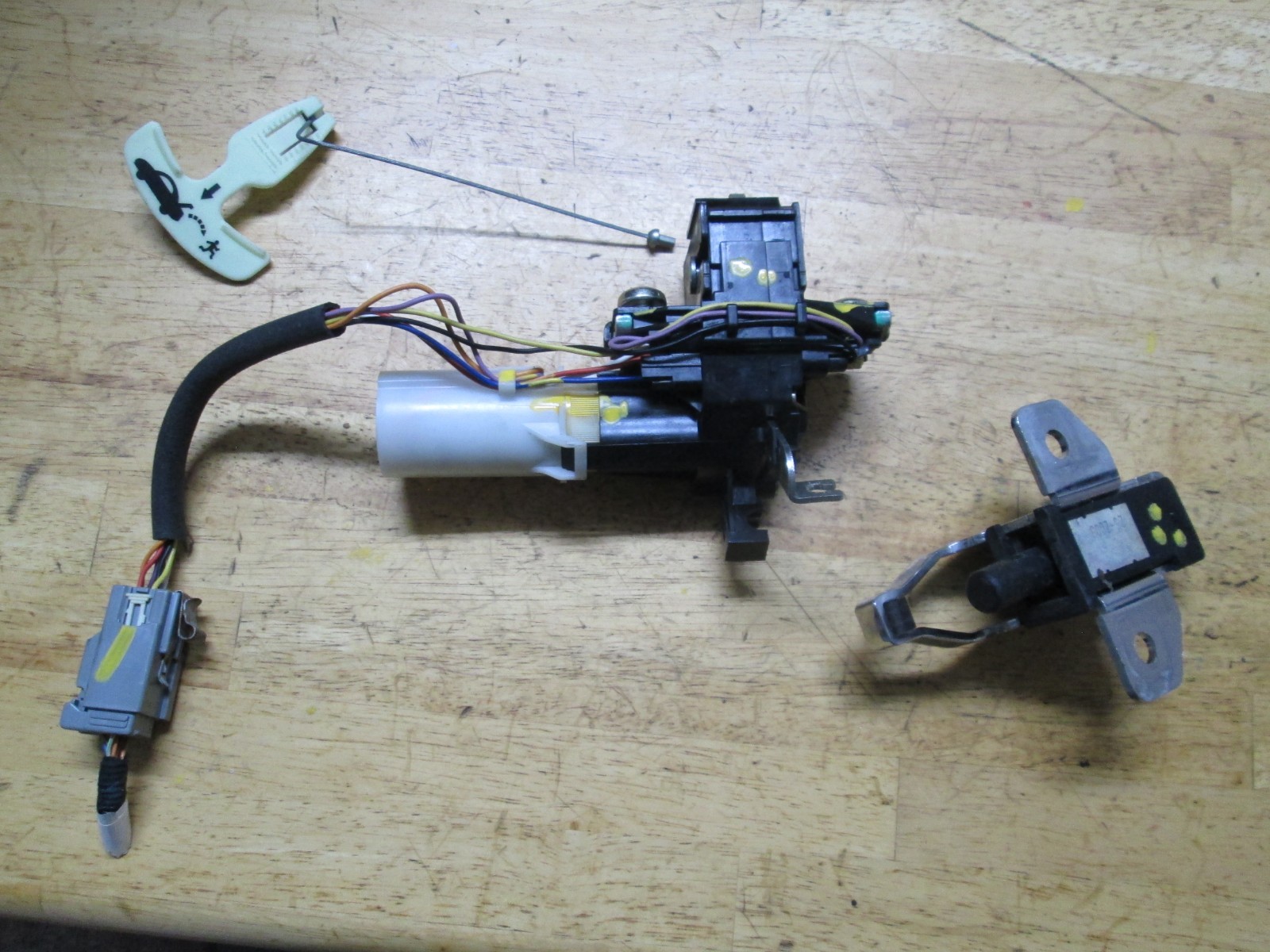 2004 2009 JAGUAR XJ XJ8 XJR REAR TRUNK GATE LID HATCH LOCK LATCH WITH STRICKER 2004 2009 JAGUAR XJ XJ8 XJR REAR TRUNK GATE LID HATCH LOCK LATCH WITH STRICKER