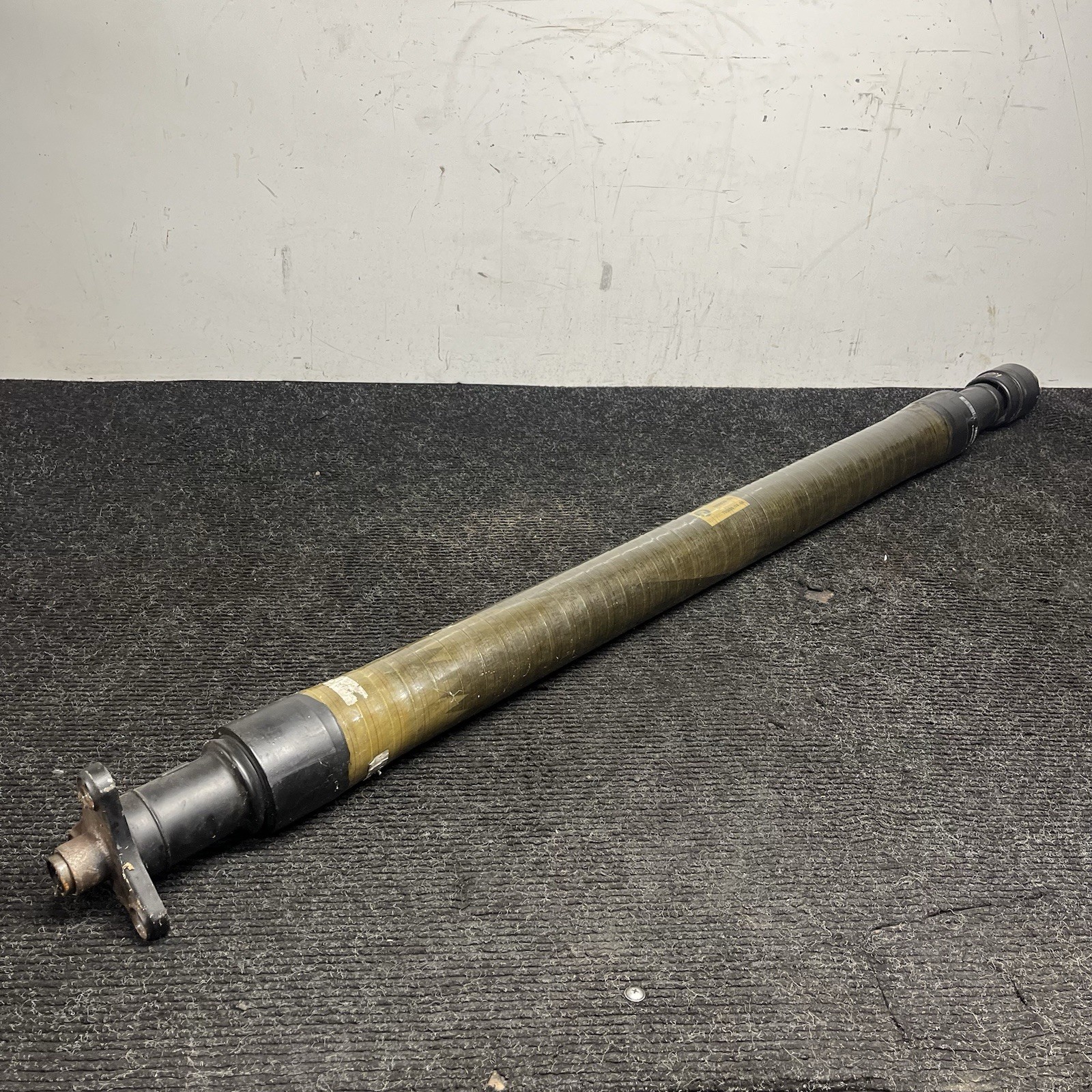 ☑️ 15-18 OEM BMW F80 F82 F83 M3 M4 Rear Driveshaft Single Carbon Fiber ☑️ 15-18 OEM BMW F80 F82 F83 M3 M4 Rear Driveshaft Single Carbon Fiber