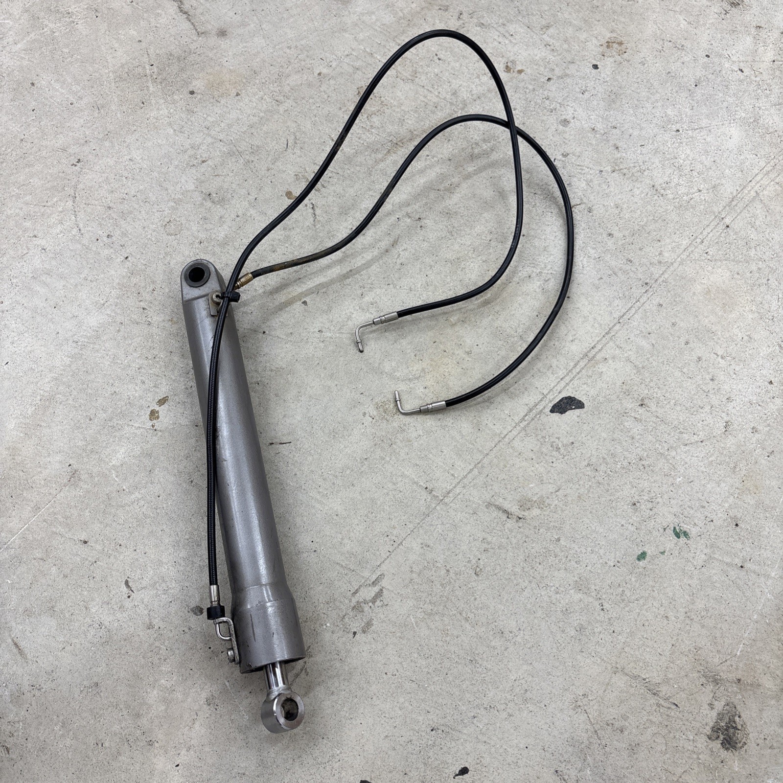 Volvo Penta Full Tilt Trim Cylinder Ram Starboard Right SX-A DPS-A 3889955 Lines Volvo Penta Full Tilt Trim Cylinder Ram Starboard Right SX-A DPS-A 3889955 Lines