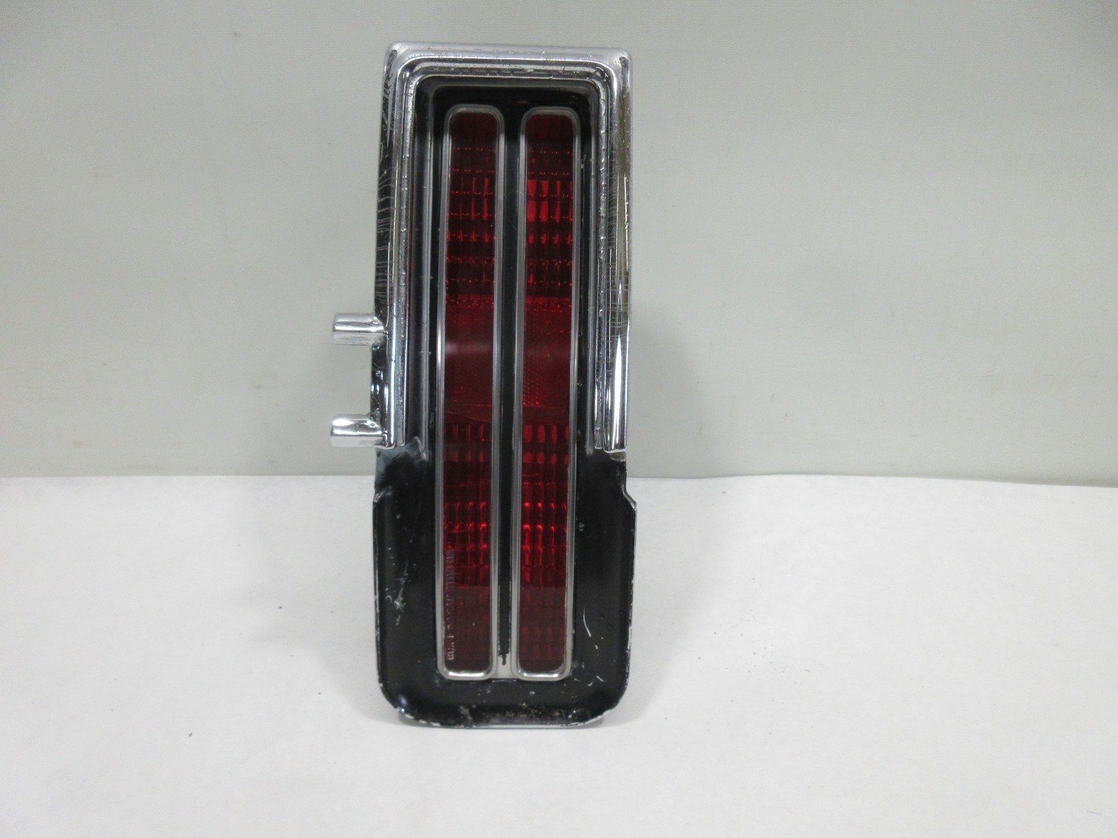GM 1968 Oldsmobile 98 RH Passenger Side Tailight assembly 5958670 B2 GM 1968 Oldsmobile 98 RH Passenger Side Tailight assembly 5958670 B2