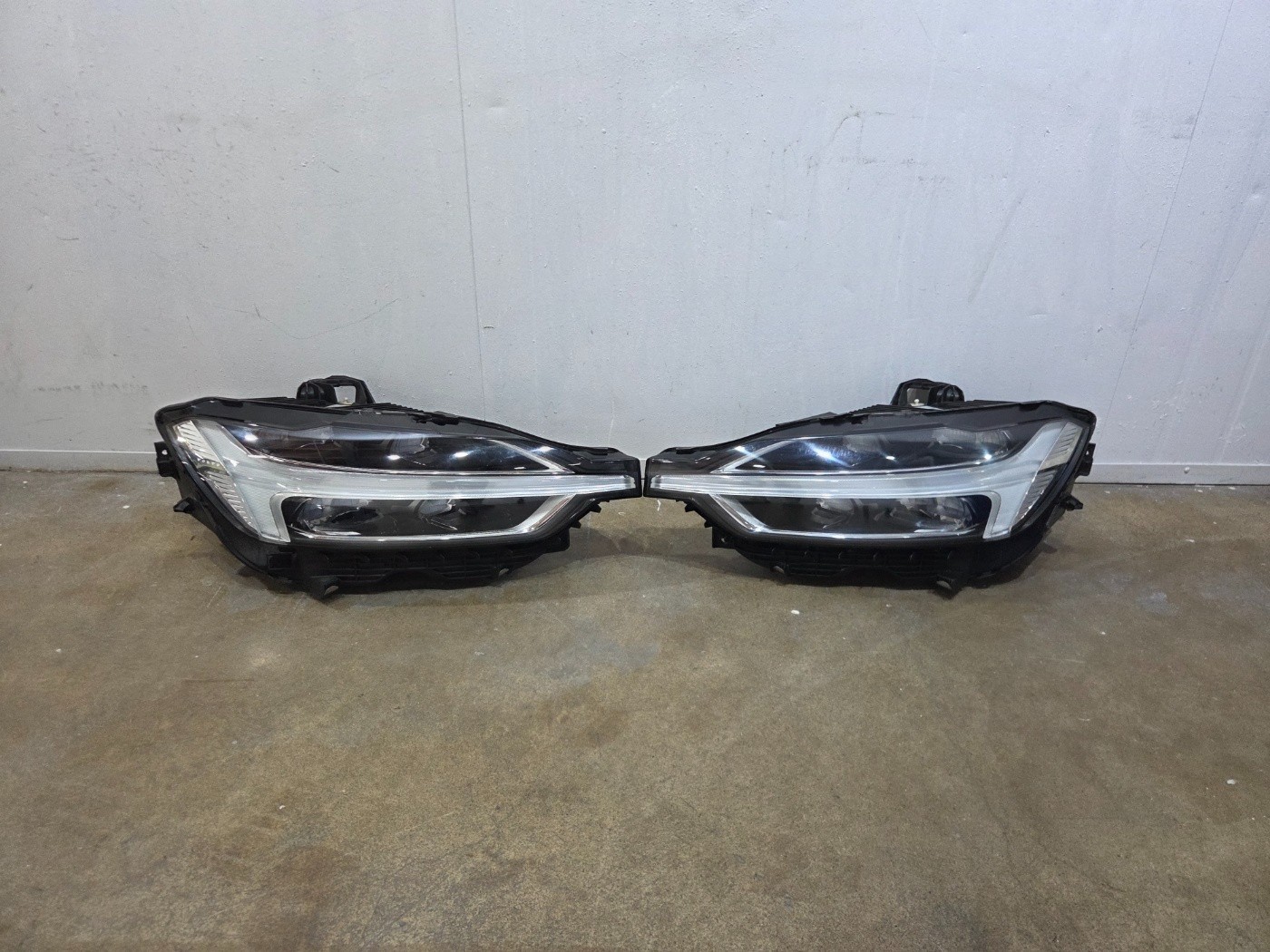 2018 - 2025 Volvo XC60 LED RIGHT LEFT PAIR OEM HEADLIGHT 32133548 32133549 2018 - 2025 Volvo XC60 LED RIGHT LEFT PAIR OEM HEADLIGHT 32133548 32133549