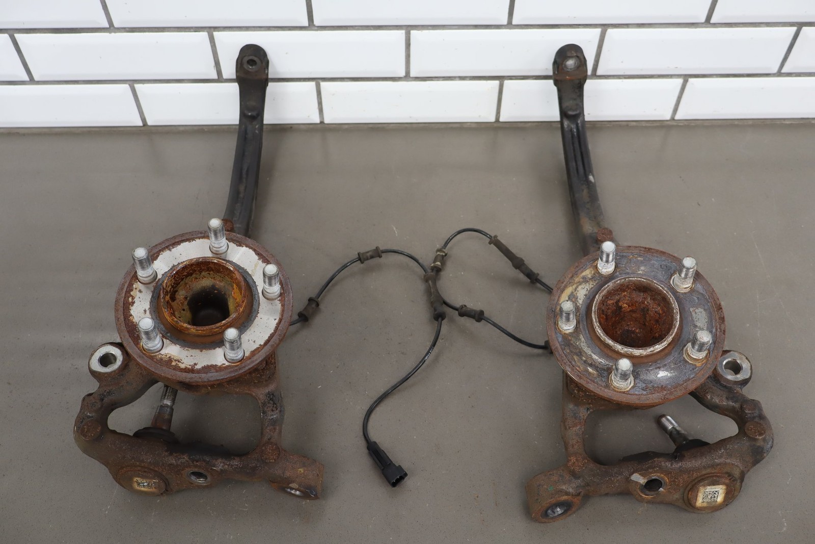 2015-23 Dodge Challenger Scat Pack Front Spindle Pair Brembo