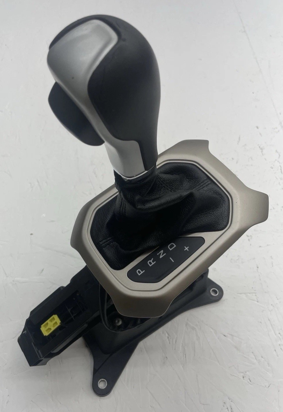 2015-23 Jeep Renegade Automatic Transmission Gear Shift Shifter 07356505470 OEM 2015-23 Jeep Renegade Automatic Transmission Gear Shift Shifter 07356505470 OEM