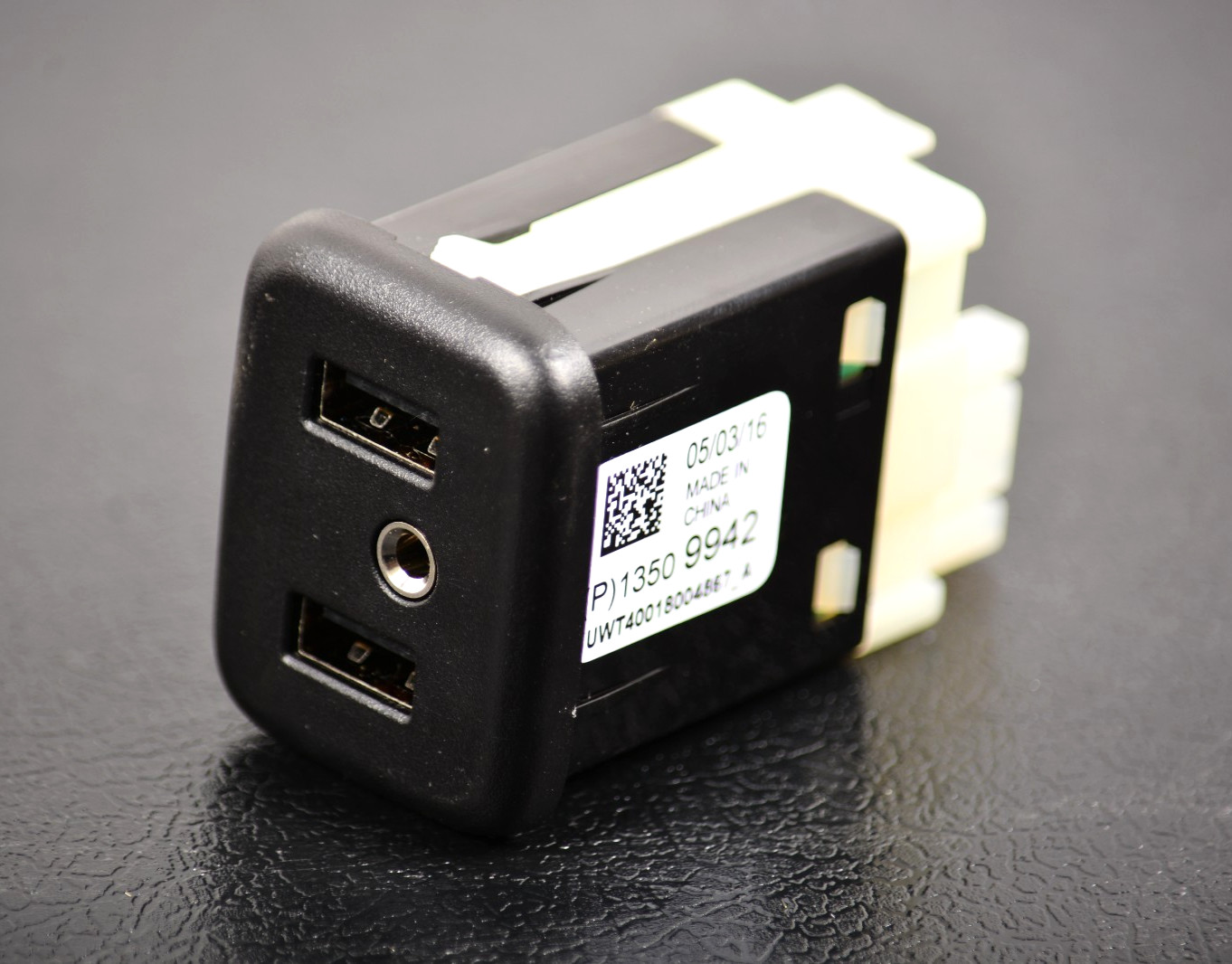 13523018 13519224 OEM GM Aux USB Charger Port Buick Chevrolet GMC Audio Player 13523018 13519224 OEM GM Aux USB Charger Port Buick Chevrolet GMC Audio Player
