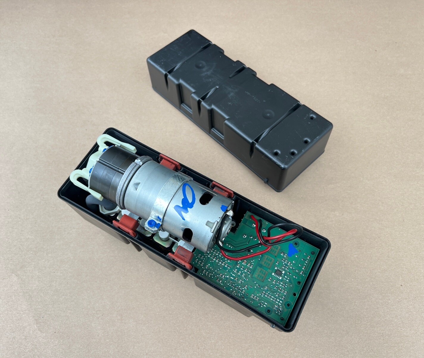 2000-2006 MERCEDES S430 S500 CENTRAL DOOR LOCKING VACUUM PUMP / Remanufactured