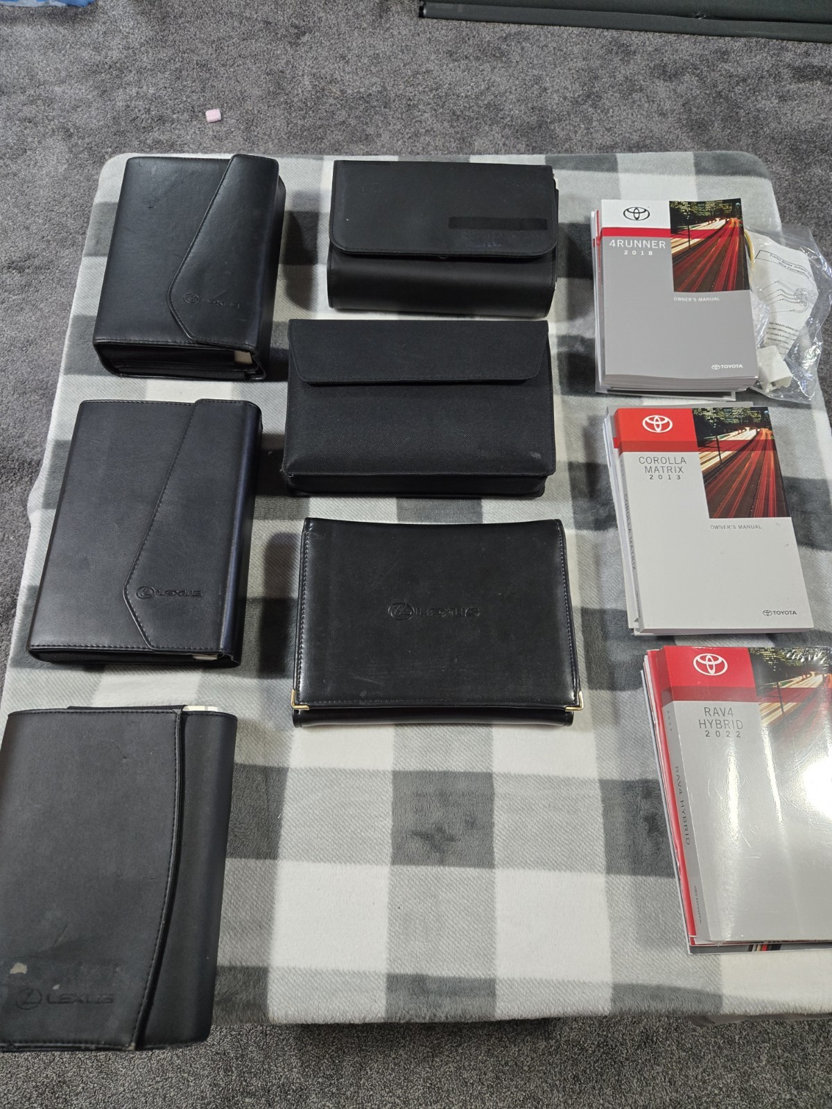 OWNERS MANUALS LOT: MIXED LOT OF 10 TOYOTA and Lexus 