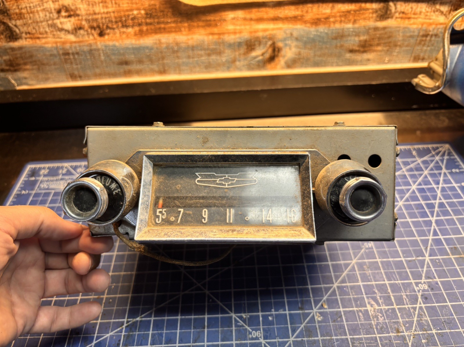 vintage 1957 Chevrolet Bel Air / 210 / 150 AM Pushbutton Radio vintage 1957 Chevrolet Bel Air / 210 / 150 AM Pushbutton Radio