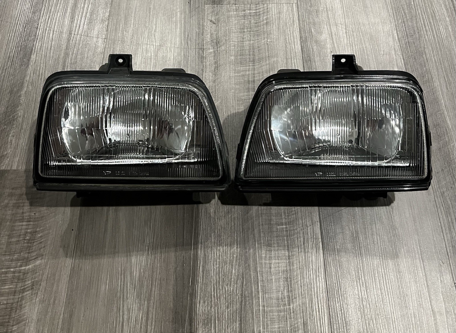 OEM JDM DAIHATSU Mira 1985-1990 E-L70S Right + Left Headlamp Set OEM JDM DAIHATSU Mira 1985-1990 E-L70S Right + Left Headlamp Set