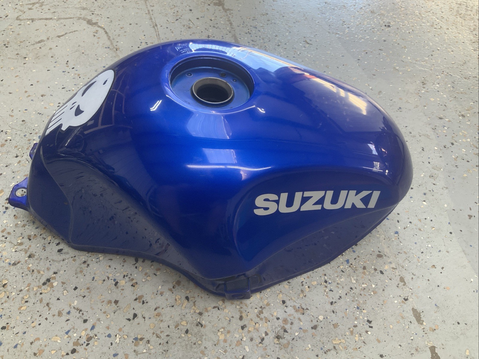 98-06 Suzuki GSX600F GSX750F Katana OEM Fuel Gas Tank 98-06 Suzuki GSX600F GSX750F Katana OEM Fuel Gas Tank