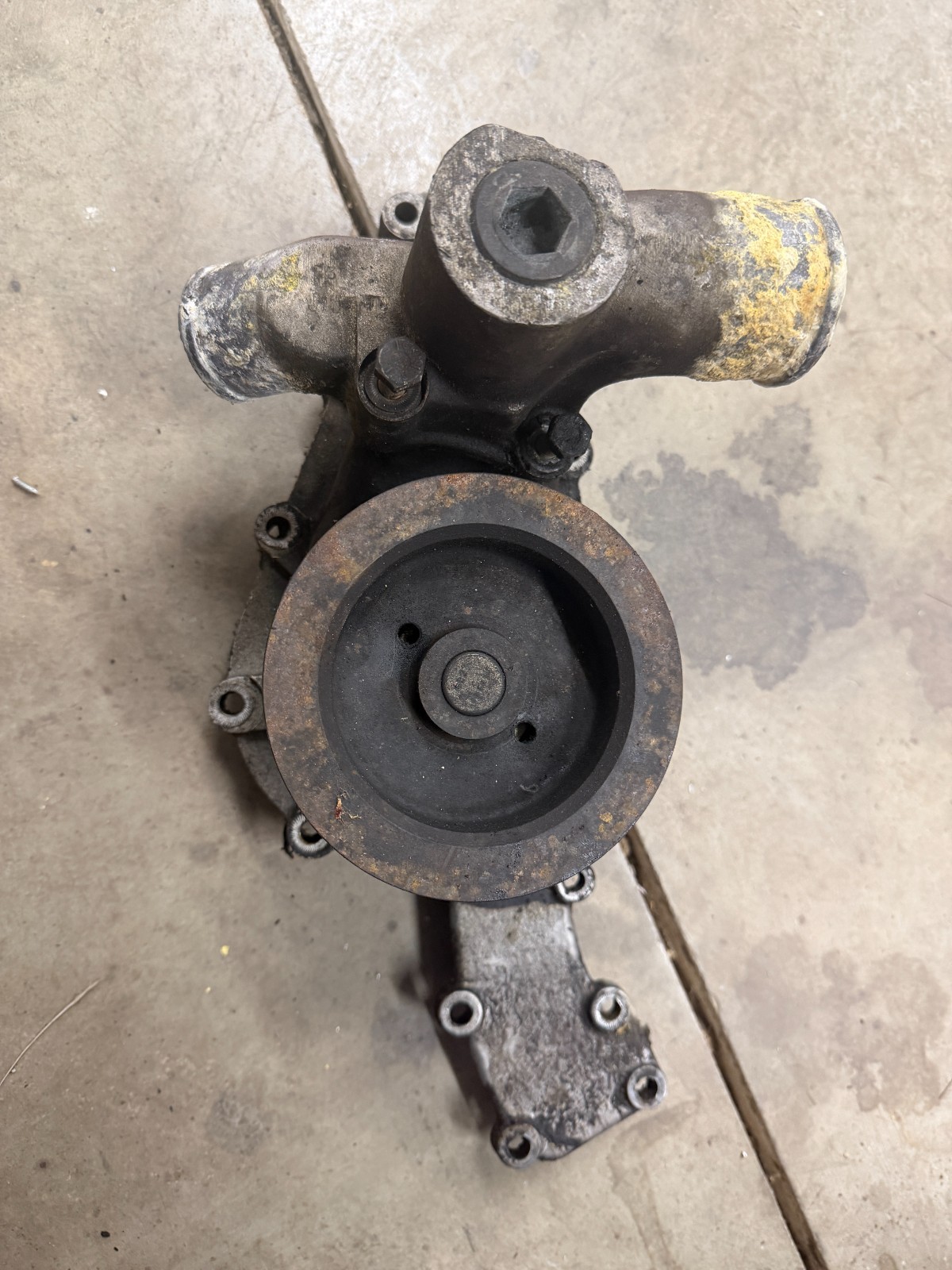 ORIGINAL JAGUAR 71-72 V12 E-TYPE WATER PUMP, PULLY & OUTLET