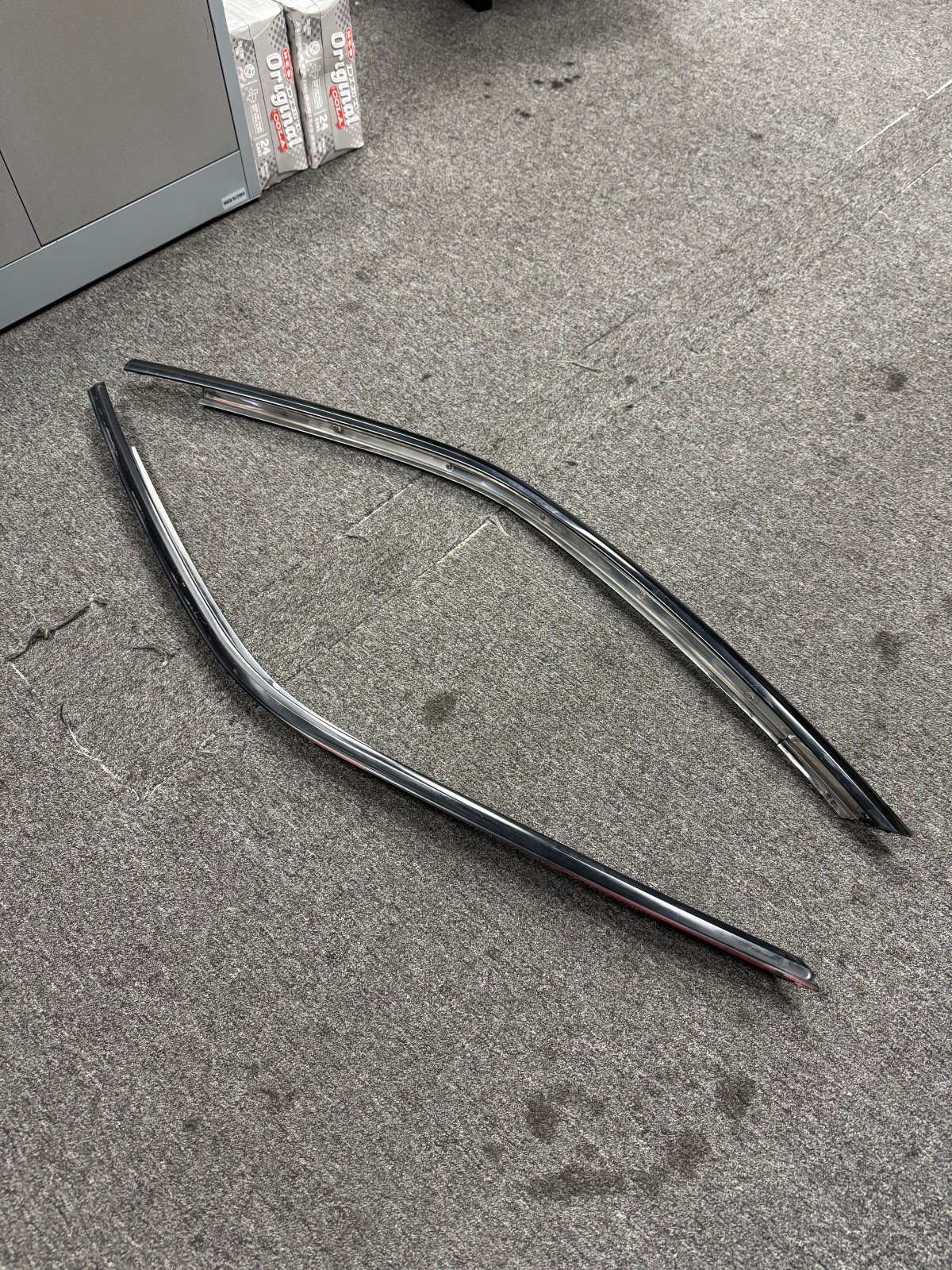 Nissan Skyline R34 GTR GTT GT Weatherstrip Retainer PAIR RH 76870-AA101 LH 76871 Nissan Skyline R34 GTR GTT GT Weatherstrip Retainer PAIR RH 76870-AA101 LH 76871