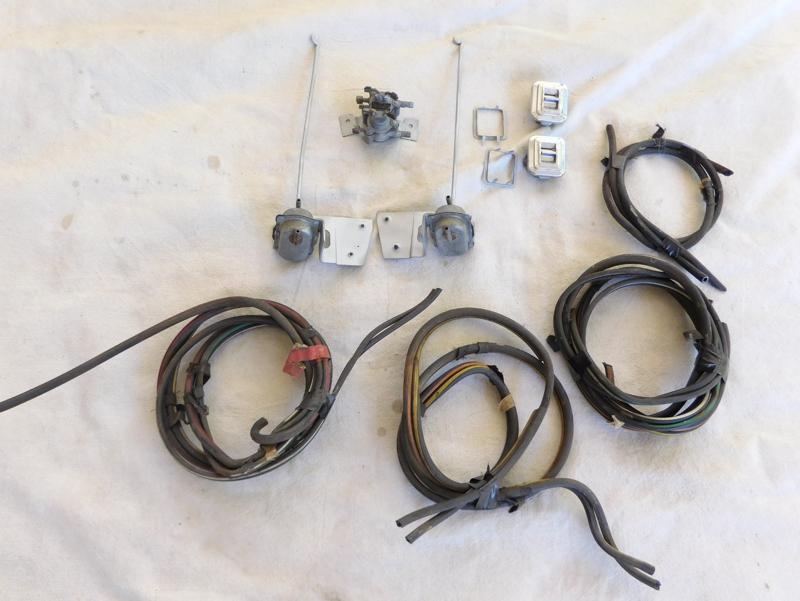 1969 GM Pontiac Vacuum Door Locks (working) 1969 GM Pontiac Vacuum Door Locks (working)