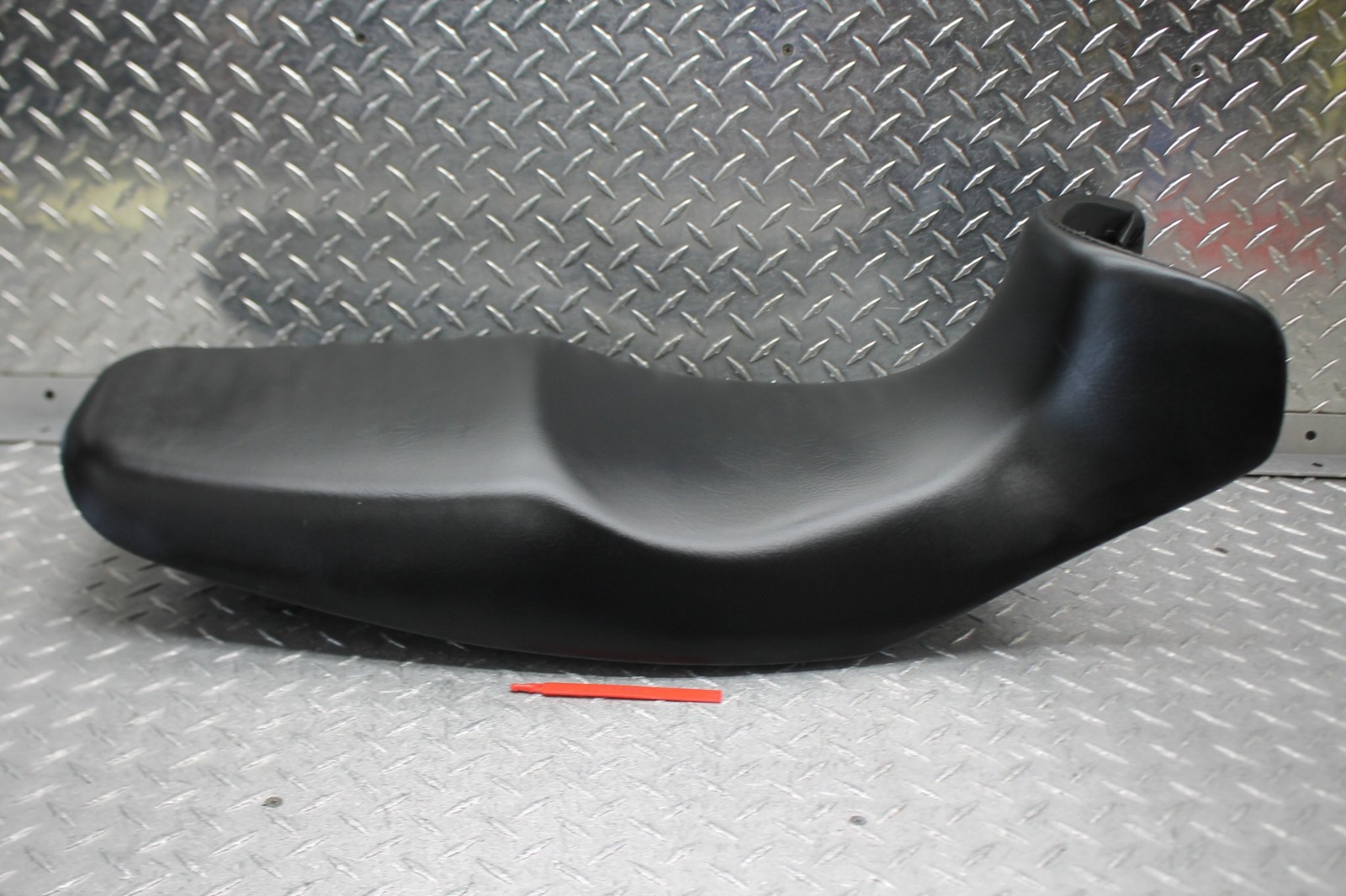 1993-1999 KAWASAKI ZZR1100 ZEPHYR FRONT RIDER SEAT SADDLE 53001-1701-MA 1993-1999 KAWASAKI ZZR1100 ZEPHYR FRONT RIDER SEAT SADDLE 53001-1701-MA