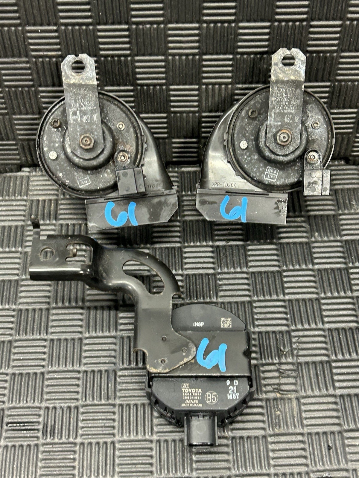 2021-2025 TOYOTA SIENNA OEM High Low HORN SETUP COMPLETE 86510-0E040 OEM 2021-2025 TOYOTA SIENNA OEM High Low HORN SETUP COMPLETE 86510-0E040 OEM