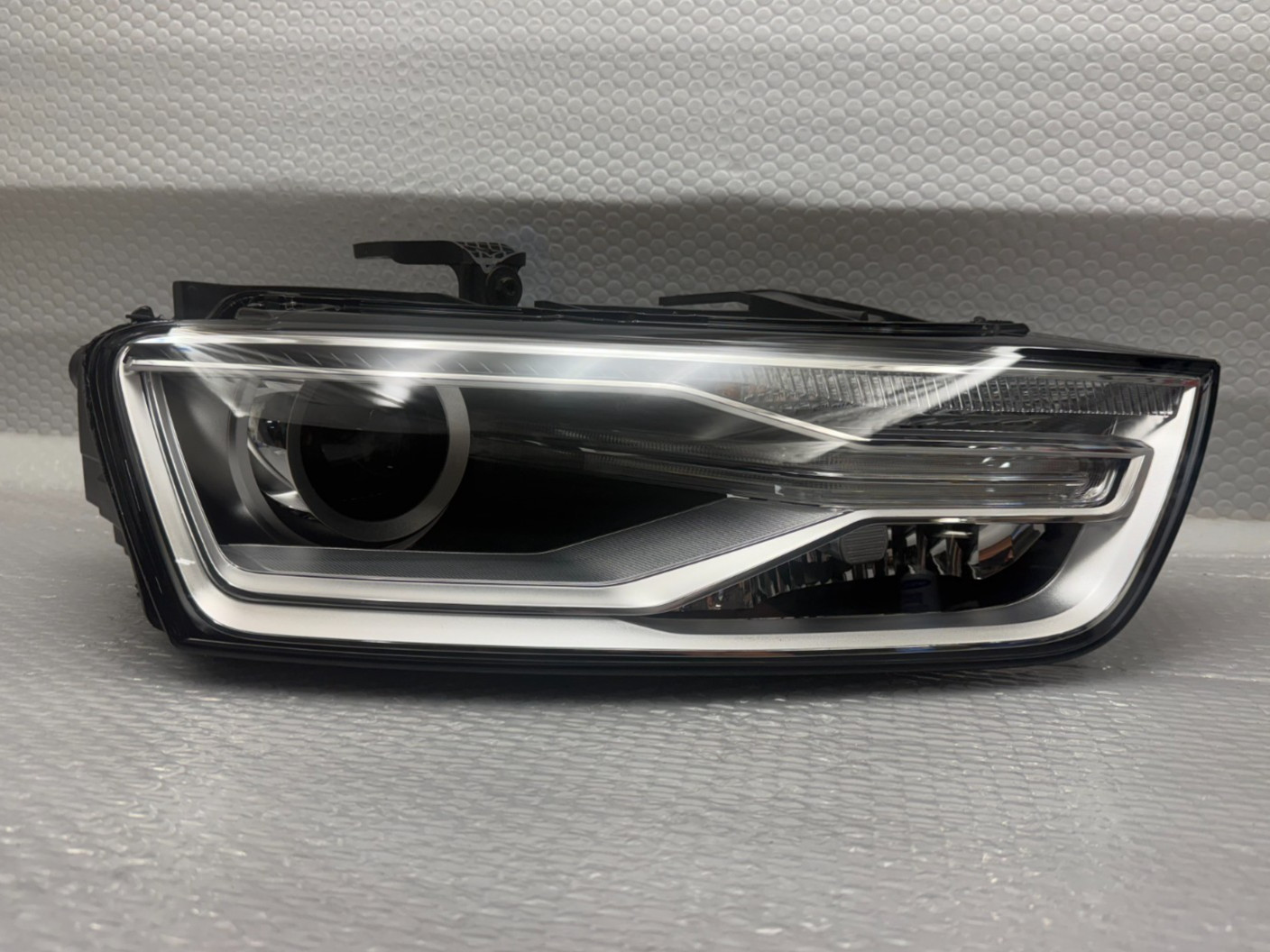 MINT 2016-2018 AUDI Q3 RIGHT SIDE HEADLIGHT PROJECTOR HID XENON OEM 8U0941044E