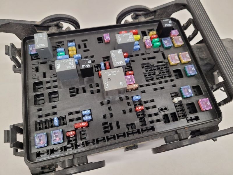 2014-2017 Chevrolet Silverado 1500 Engine Fuse Box Assembly OEM 2014-2017 Chevrolet Silverado 1500 Engine Fuse Box Assembly OEM