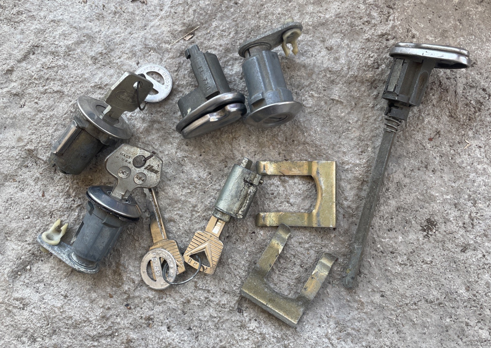Vintage Ford Ignition Keys Cylinders Door Lock - Mixed LOT 1950’s - 1970’s Vintage Ford Ignition Keys Cylinders Door Lock - Mixed LOT 1950’s - 1970’s