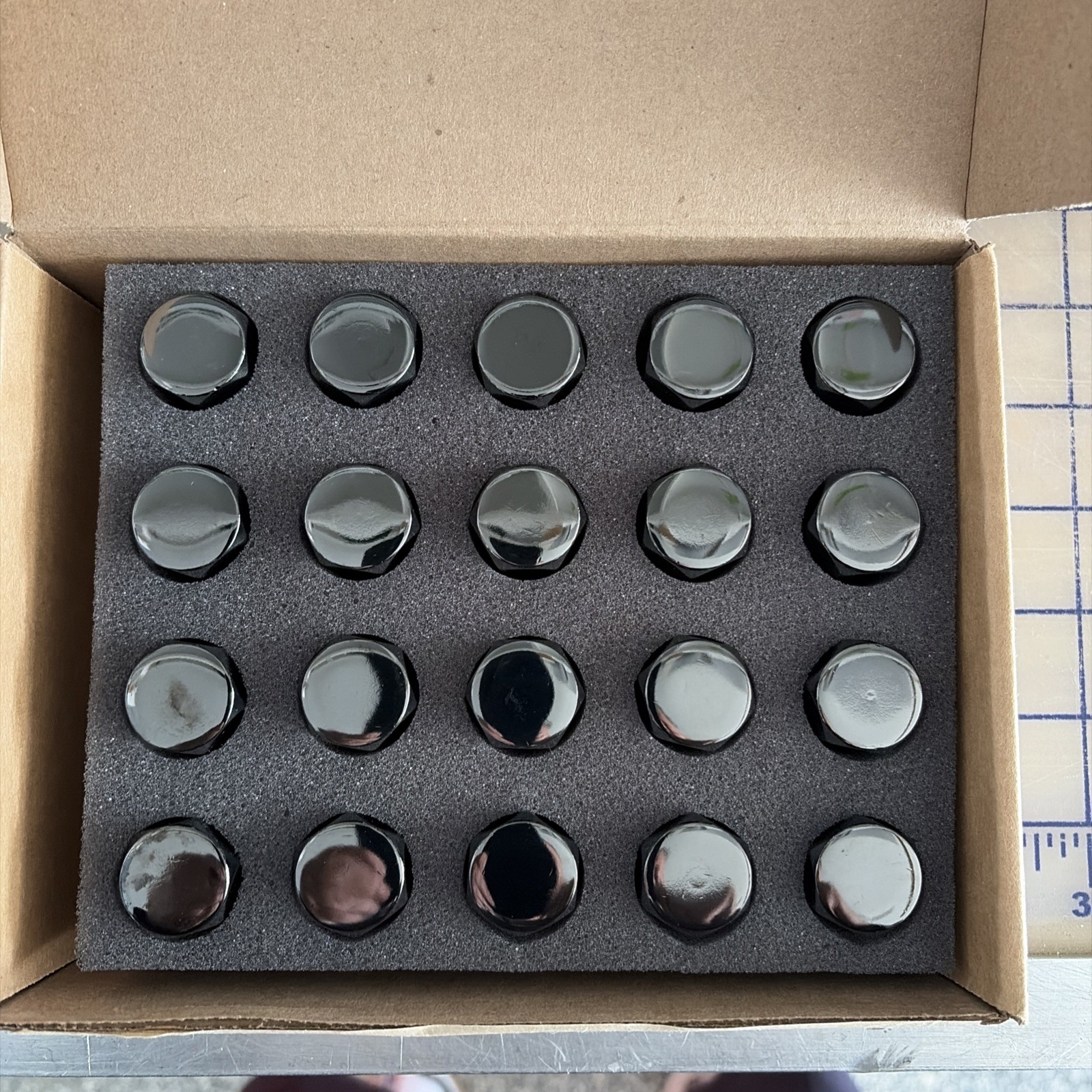 85553528 Genuine GM Pack of 20 Lug Nuts in Black (2019-2027) 85553528 Genuine GM Pack of 20 Lug Nuts in Black (2019-2027)
