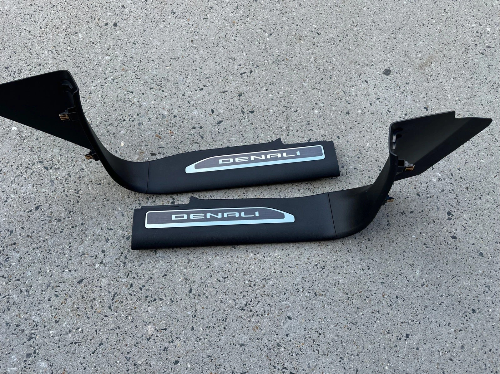 2019-2025 GMC Sierra Denali Front Door Sill Plate Package Jet Black OEM GM 2019-2025 GMC Sierra Denali Front Door Sill Plate Package Jet Black OEM GM