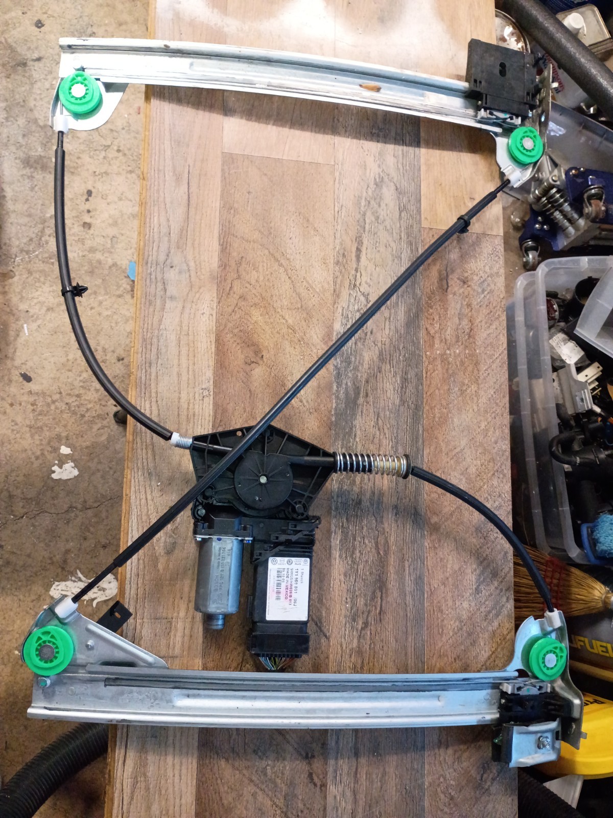 2003-10 VW Beetle CONVERTIBLE Left  Side Power Window Regulator Assembly W/Motor