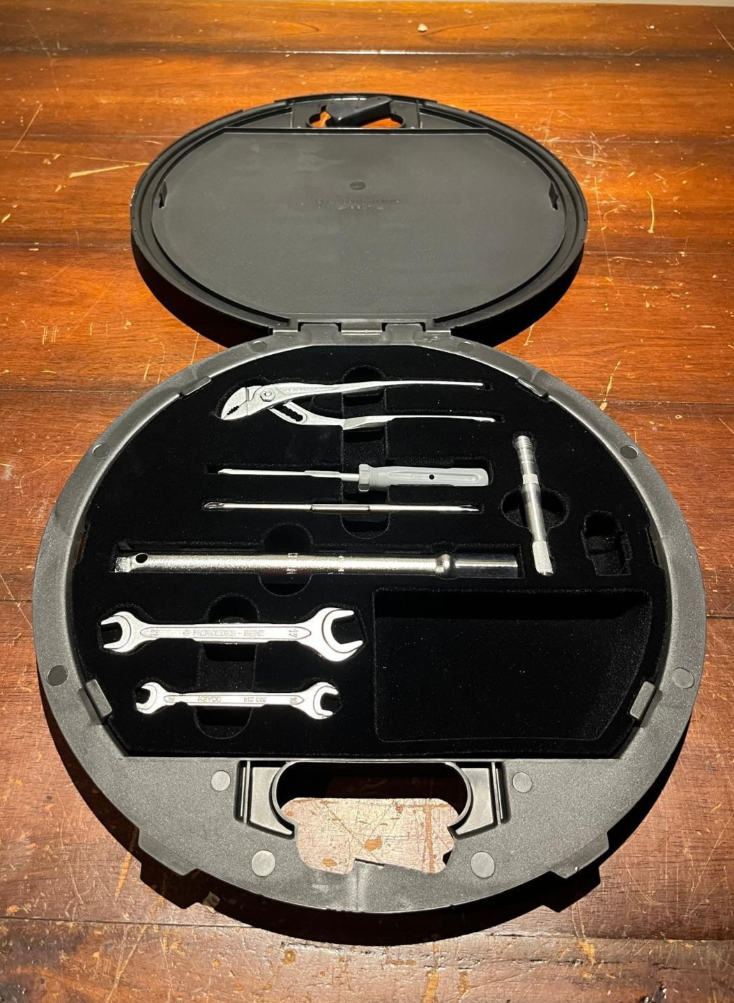 MERCEDES W140 SPARE TIRE TOOL KIT 1408900111 MERCEDES W140 SPARE TIRE TOOL KIT 1408900111