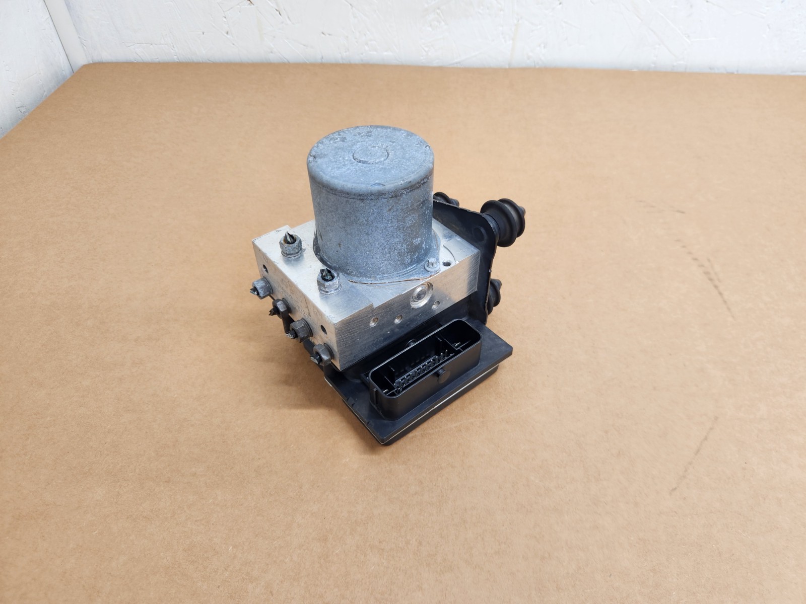 2009-2010 Audi A4 ABS Control Module Brake Pump Unit 8K0907379AF OEM #M311 2009-2010 Audi A4 ABS Control Module Brake Pump Unit 8K0907379AF OEM #M311