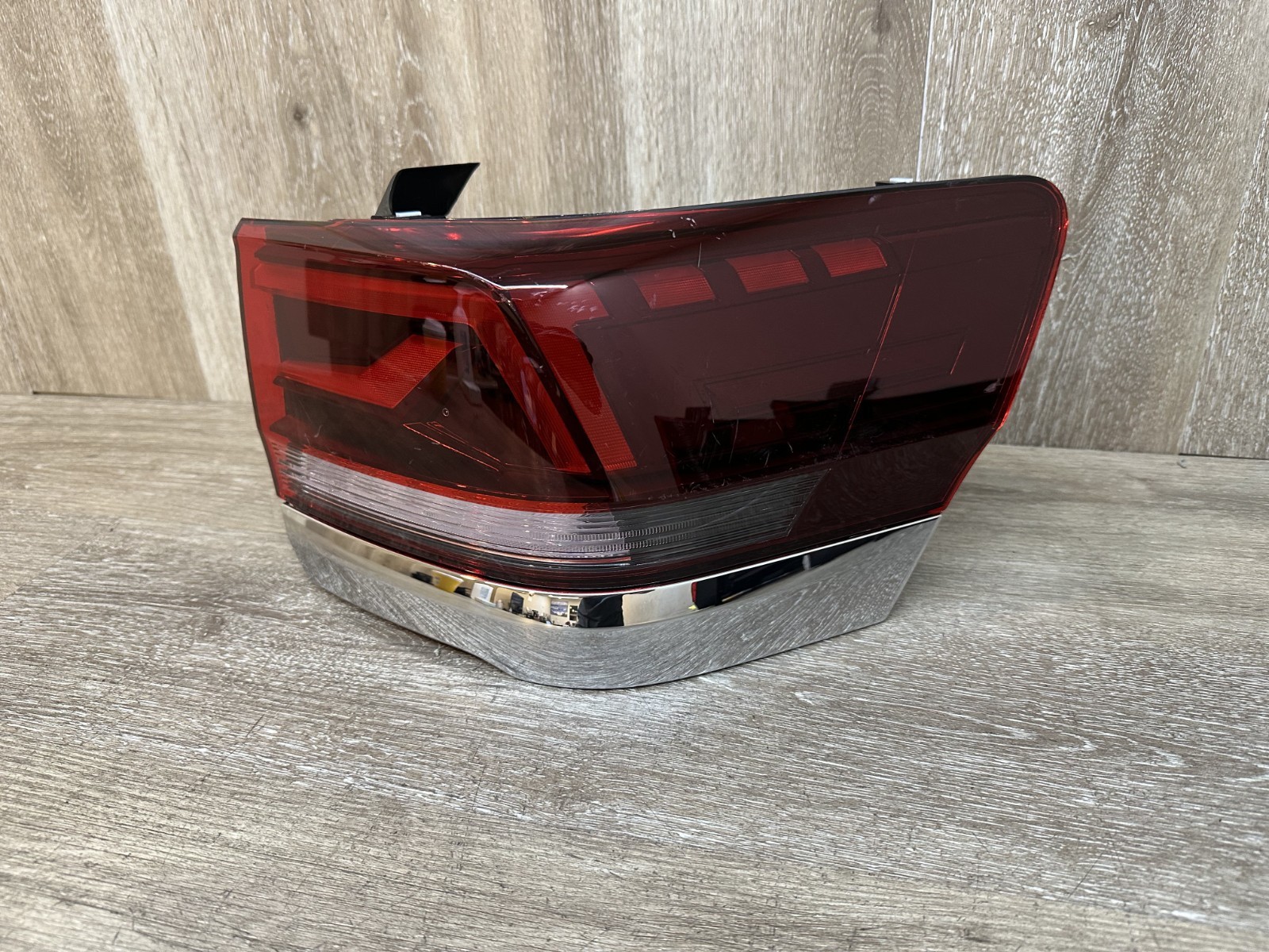 2024-25 VW ATLAS 2.O PEAK EDITION SE RH TAIL LIGHT ASSY OEM PART # 3CN.945.096.L