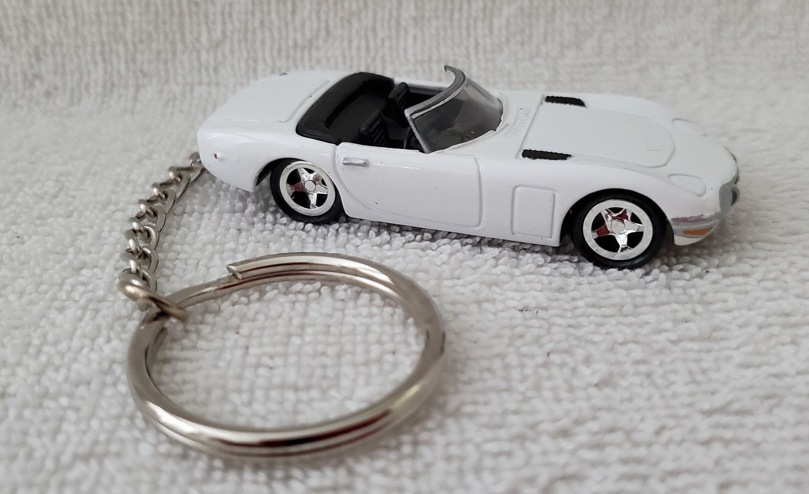 Keychain 1967 Toyota 2000GT Convertible White James Bond 007  '67 Rare Key Chain