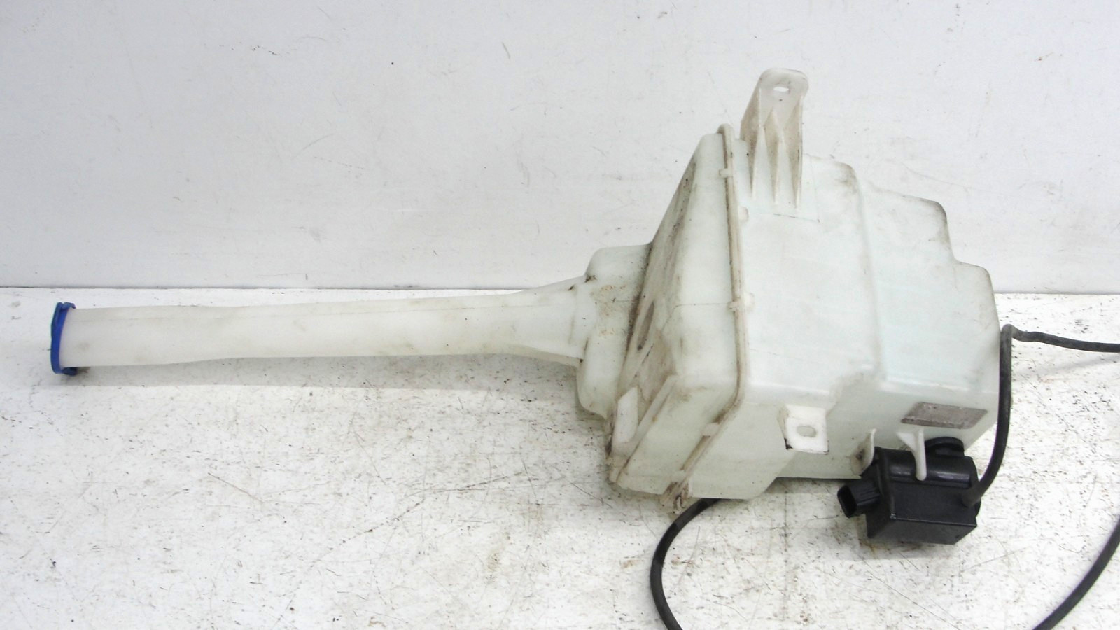Kia Sorento windshield washer tank bottle reservoir with pump motor 11-13 OEM