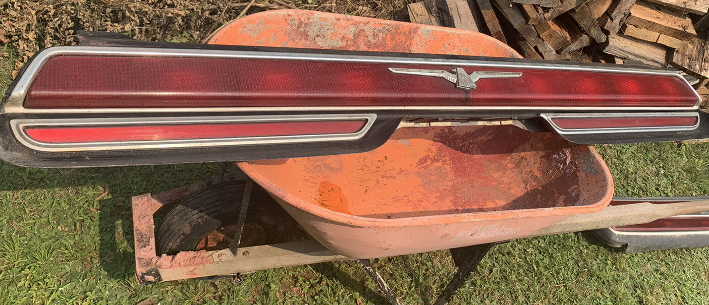 FORD THUNDERBIRD TAIL LIGHT ASSEMBLY OEM 1972 FORD THUNDERBIRD TAIL LIGHT ASSEMBLY OEM 1972