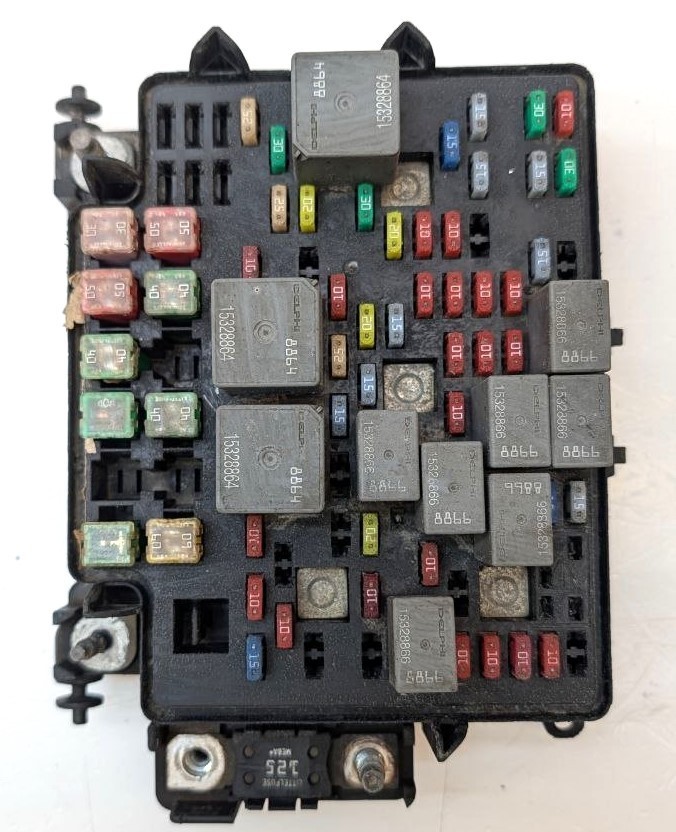 06 07 Chevrolet GMC SILVERADO SIERRA LBZ UNDERHOOD FUSE RELAY BOX 15823513-01