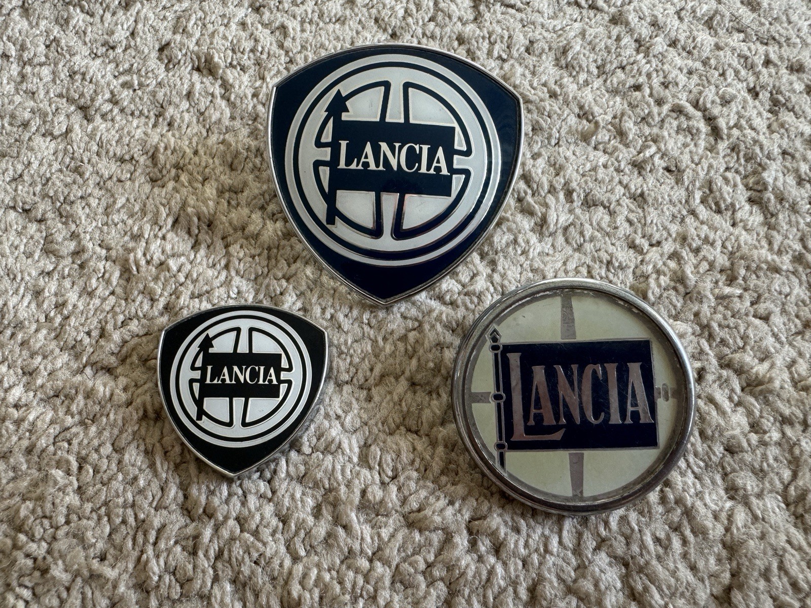 LANCIA DELTA INTEGRALE EVOLUZIONE STEMMI MONTANTI LATERALI F.DO BIANCO Lot Of 3