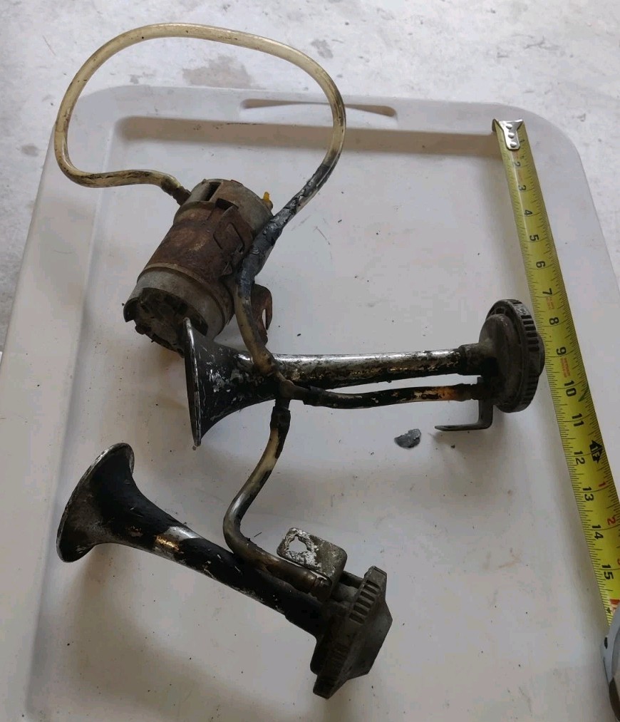 Vintage S.E.V. Marchal Hyper Sonic 22G.T Air Horn 24V Set Italy Vintage S.E.V. Marchal Hyper Sonic 22G.T Air Horn 24V Set Italy