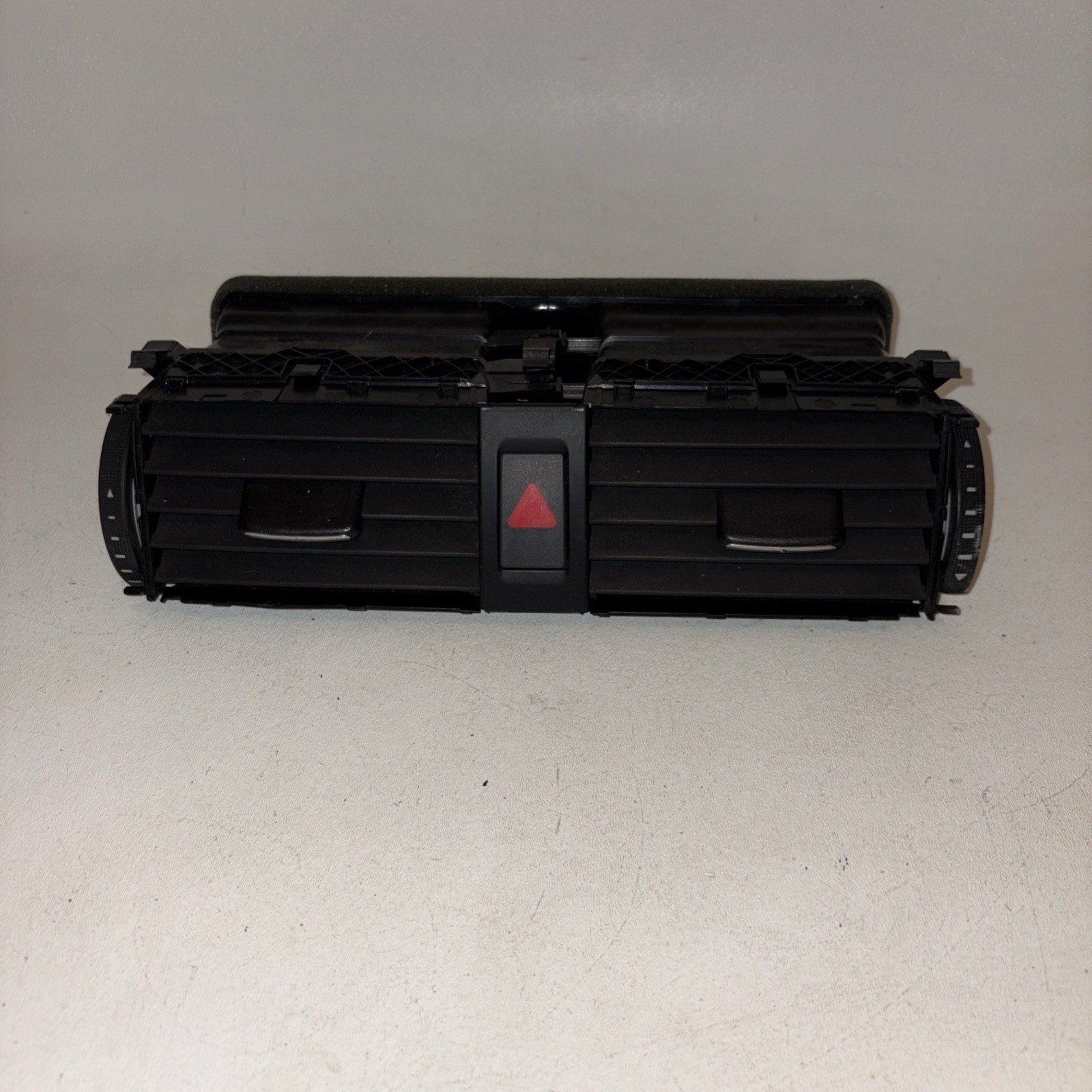2011-2017 Volkswagen Jetta SEDAN Center Dash Vents Hazard Switch OEM 2015 2016 2011-2017 Volkswagen Jetta SEDAN Center Dash Vents Hazard Switch OEM 2015 2016