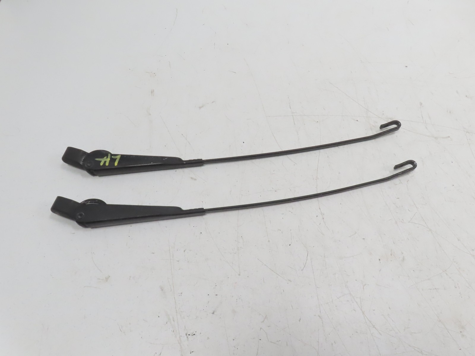 85 Porsche 928 S #1338 Windshield Wiper Arm Pair 92862821310 85 Porsche 928 S #1338 Windshield Wiper Arm Pair 92862821310