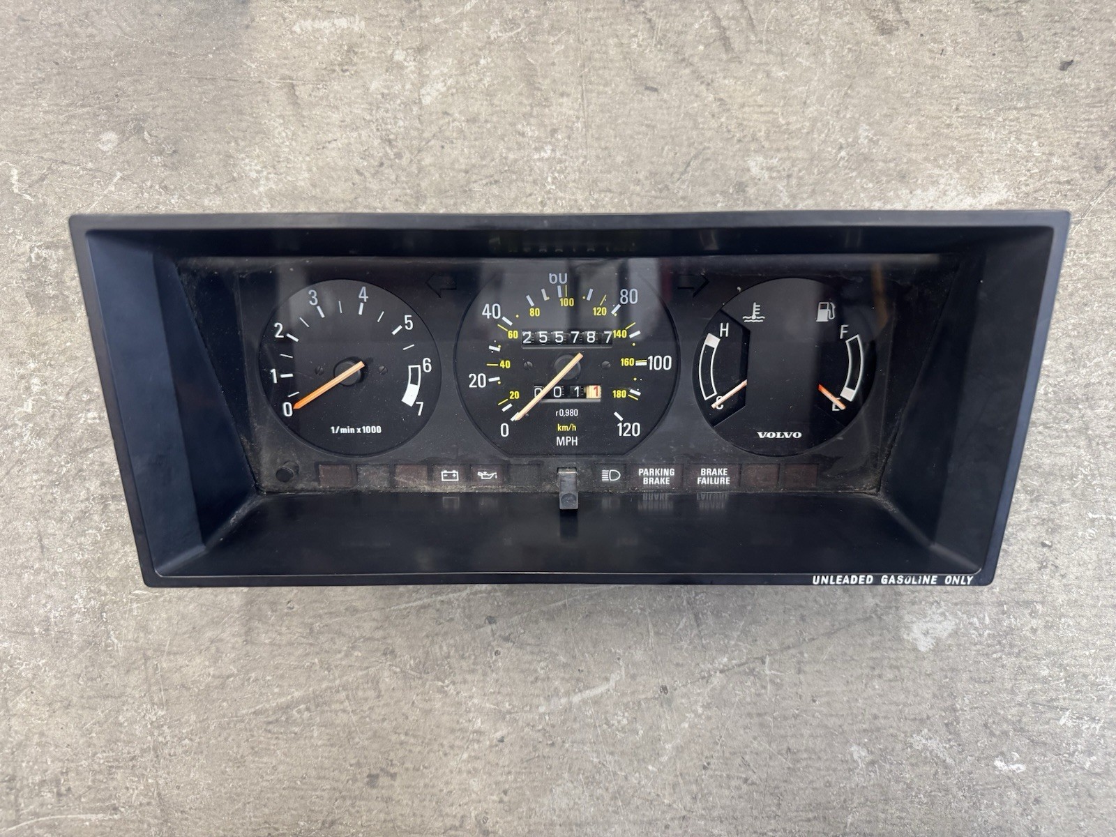 Volvo 240 Instrument Cluster Speedometer Tachometer 1981-1985 242 245 244