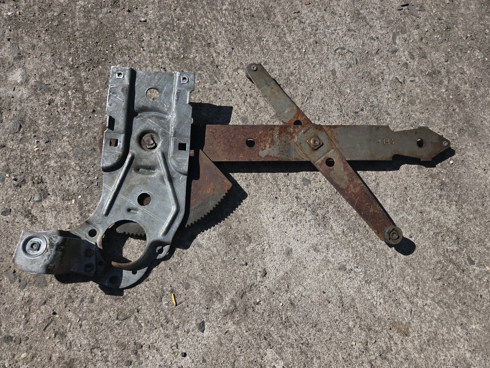 1968-1982 C3 Corvette GM Power Window Regulator- RH Passenger Side Used 70 76 1968-1982 C3 Corvette GM Power Window Regulator- RH Passenger Side Used 70 76